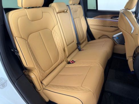 Used 2025 Jeep Grand Cherokee Summit AWD/4WD image 41