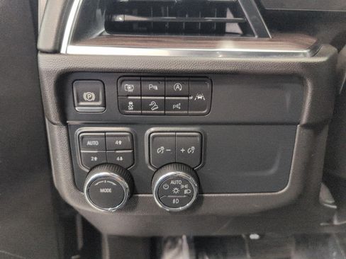 Used 2025 Chevrolet Suburban Z71 AWD/4WD image 11