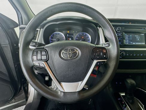 Used 2019 Toyota Highlander LE FWD image 15