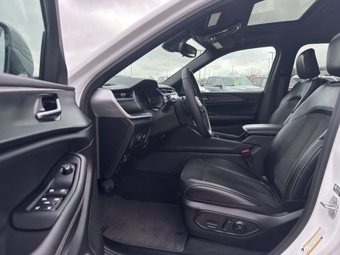 Used 2024 Jeep Grand Cherokee Altitude AWD/4WD image 11