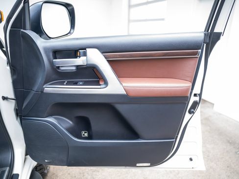 Used 2017 Toyota Land Cruiser w/ Four Season Floor Mat Package AWD/4WD image 37