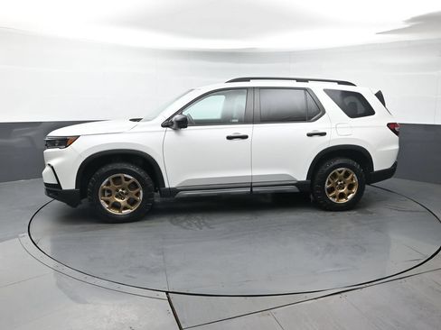 Used 2024 Honda Pilot TrailSport image 2