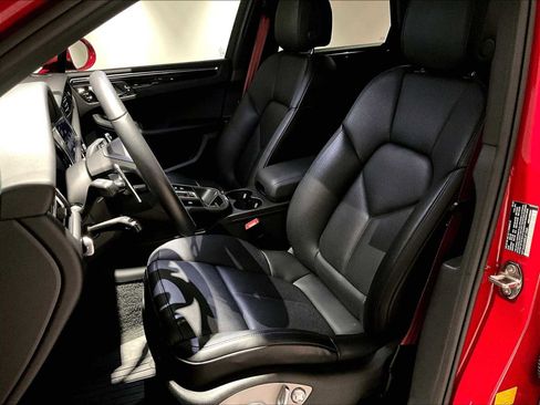 Used 2025 Porsche Macan image 8