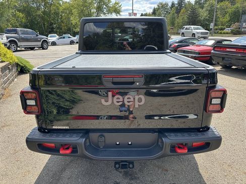 Used 2025 Jeep Gladiator Rubicon w/ Convenience Group AWD/4WD image 5