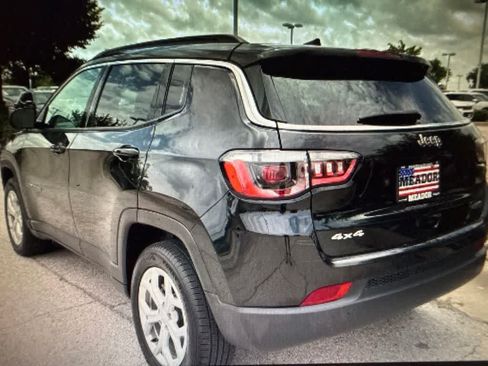 Used 2024 Jeep Compass Latitude AWD/4WD image 3