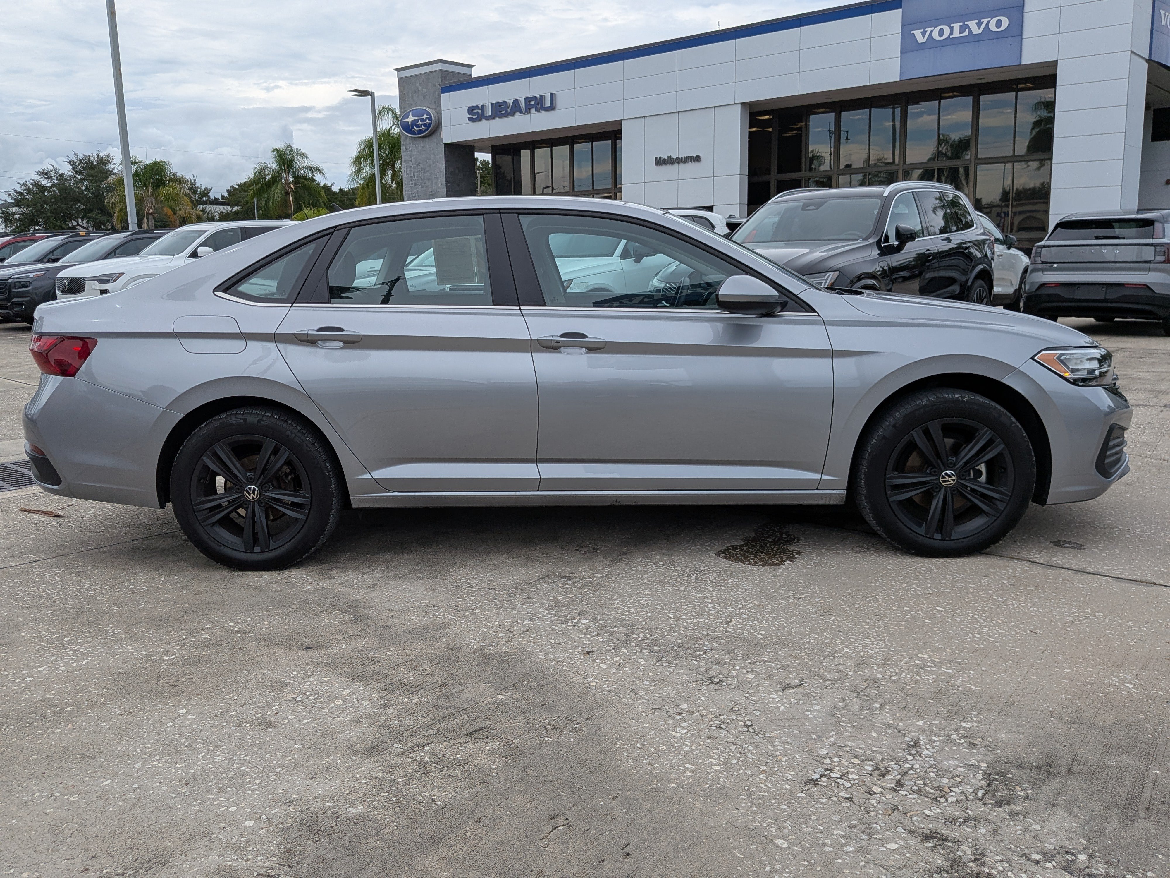 Used 2023 Volkswagen Jetta SE FWD image 3