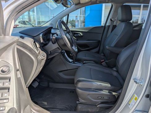 Used 2022 Chevrolet Trax LT w/ LT Convenience Package image 10