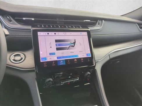 Used 2025 Jeep Grand Cherokee Limited image 9