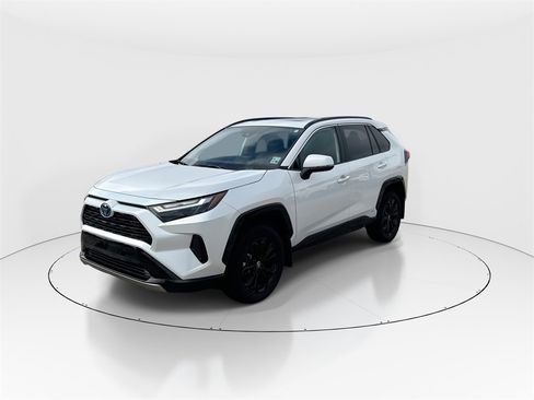 Used 2023 Toyota RAV4 SE image 4