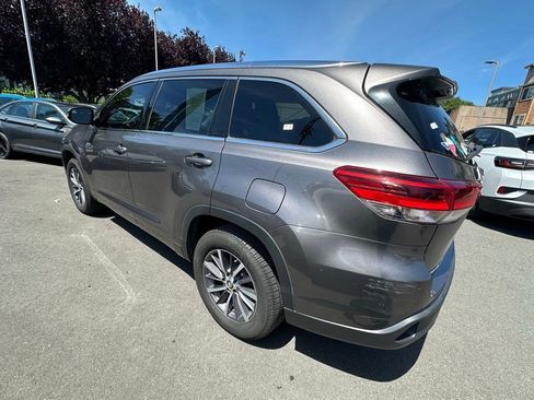 Used 2017 Toyota Highlander XLE FWD image 3