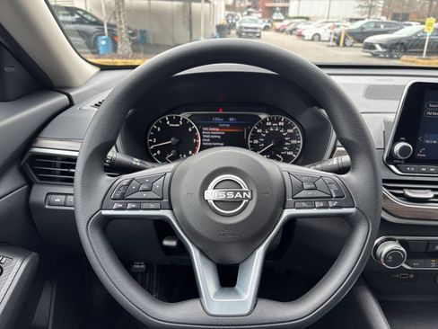 Used 2025 Nissan Altima 2.5 SV image 29