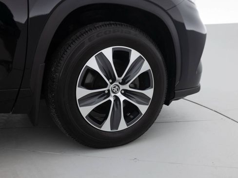 Used 2021 Toyota Highlander XLE AWD/4WD image 19