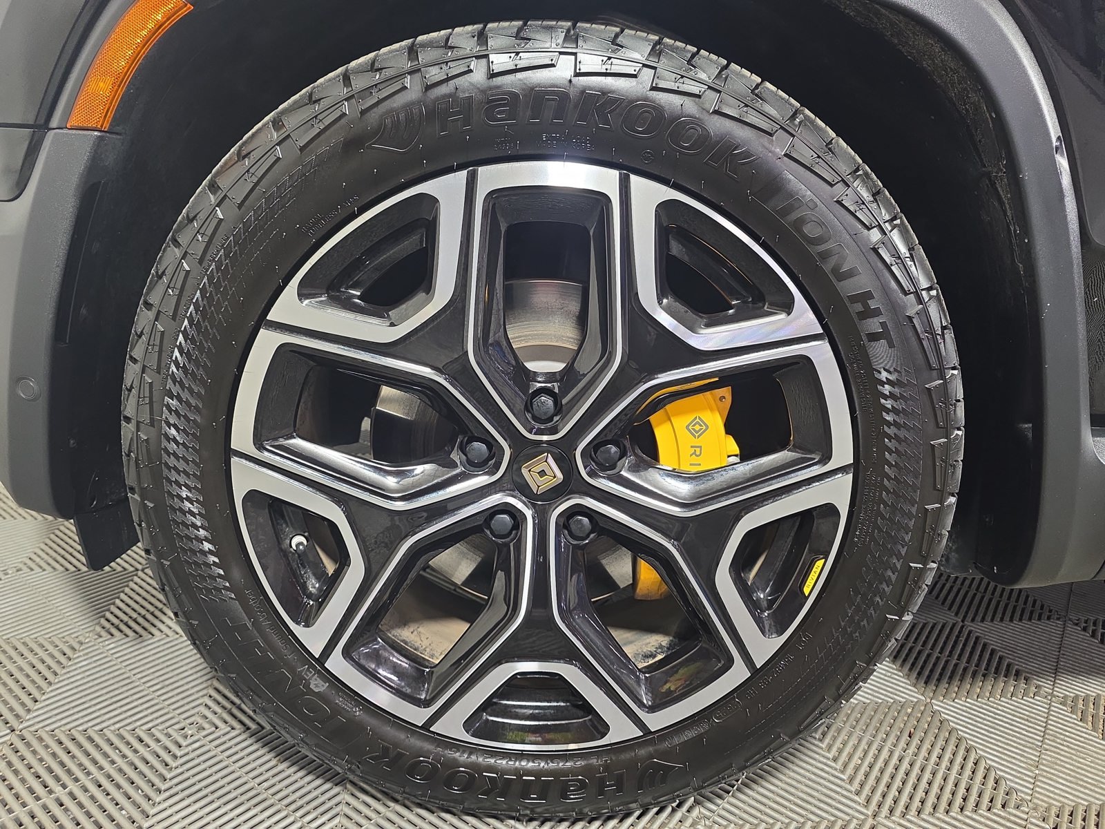 Used 2022 Rivian R1S Launch Edition Quad AWD/4WD image 9