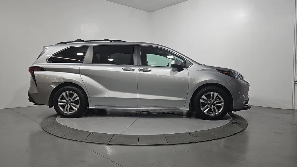 Used 2022 Toyota Sienna XLE w/ XLE Plus Package AWD/4WD image 7