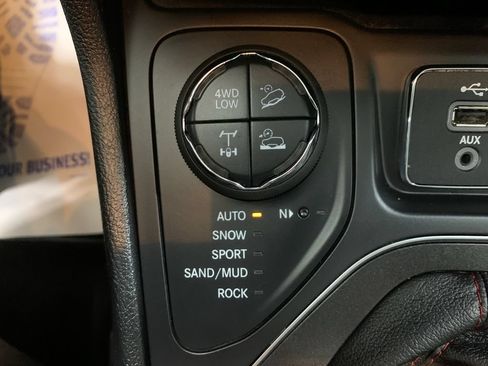 Used 2019 Jeep Cherokee Trailhawk w/ Cold Weather Group AWD/4WD image 11