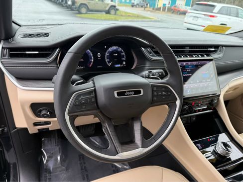 Used 2023 Jeep Grand Cherokee Limited image 12