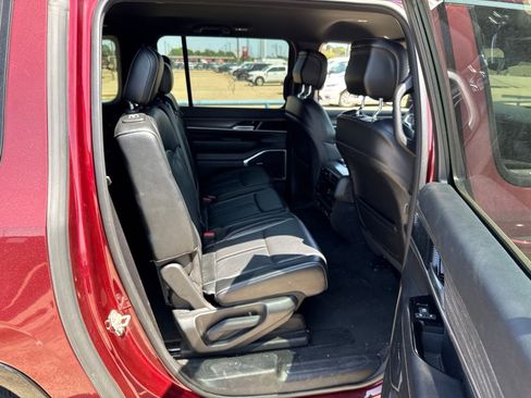 Used 2024 Jeep Wagoneer L Series II w/ Flexible Seating Group AWD/4WD image 12