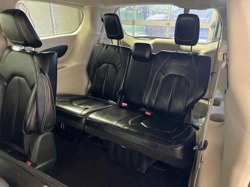 Certified 2023 Chrysler Pacifica Touring-L FWD image 22