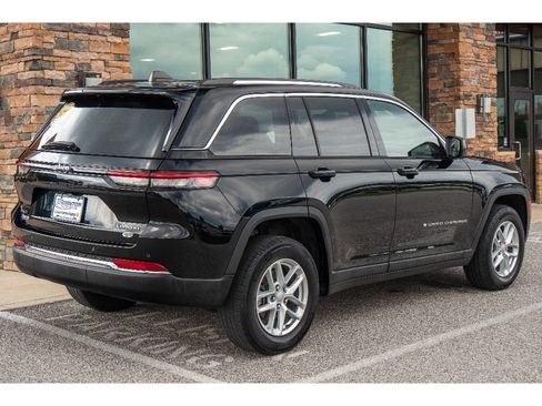 Used 2023 Jeep Grand Cherokee Laredo AWD/4WD image 3