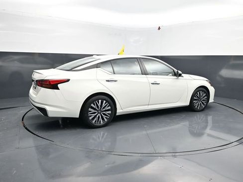 Used 2025 Nissan Altima 2.5 SV FWD image 9