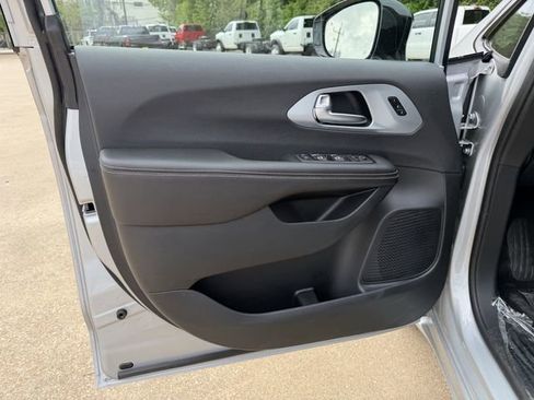 New 2026 Chrysler Pacifica Limited image 11