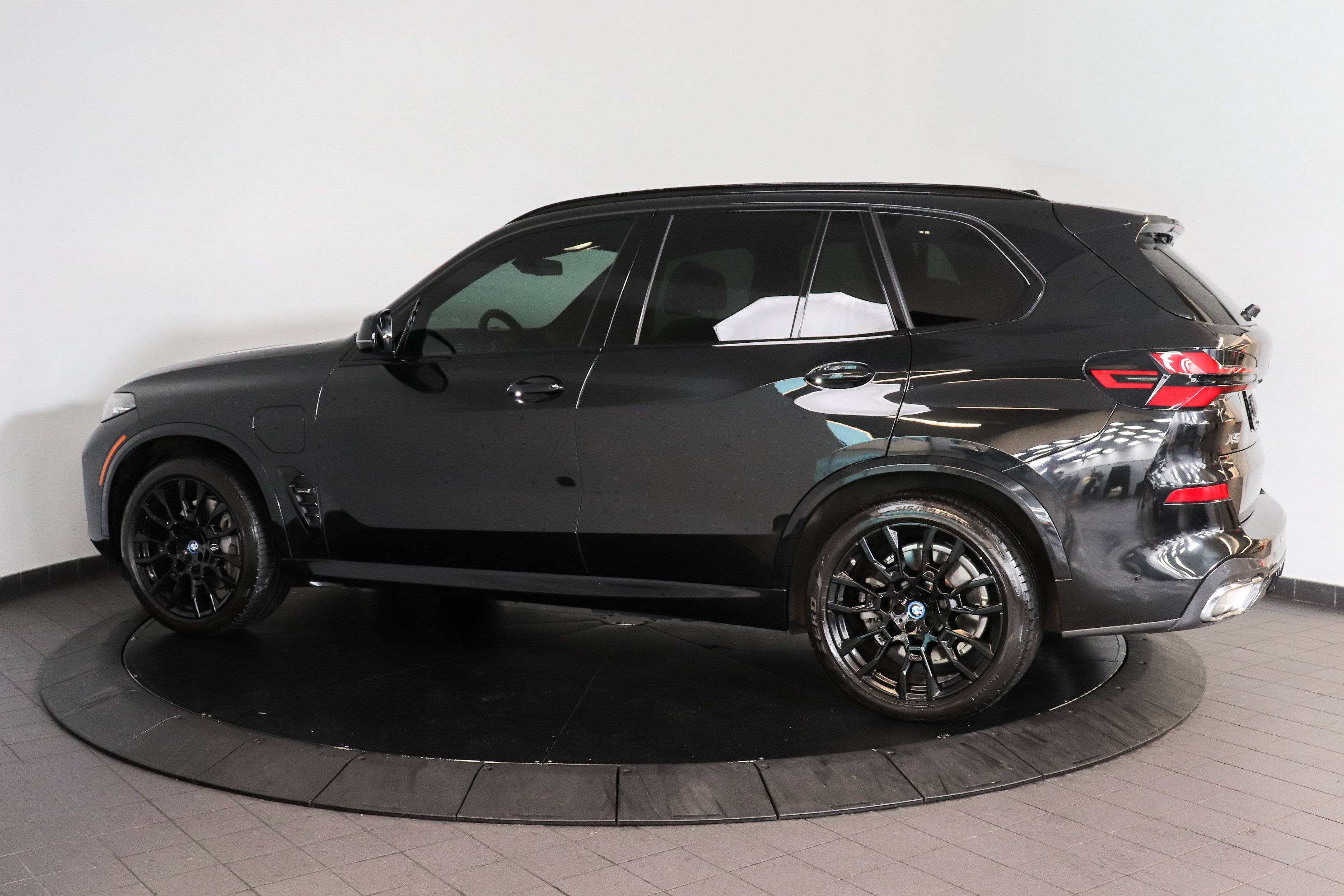 Used 2024 BMW X5 xDrive50e w/ M Sport Package AWD/4WD image 3