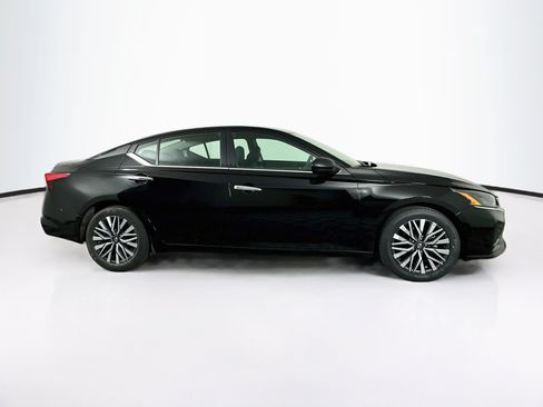 Used 2025 Nissan Altima 2.5 SV FWD image 10