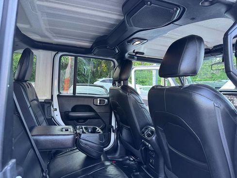 Used 2018 Jeep Wrangler Unlimited Sahara w/ LED Lighting Group AWD/4WD image 39