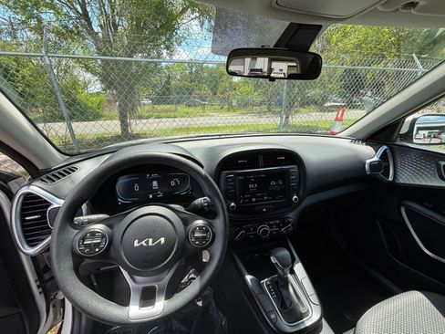 Used 2025 Kia Soul LX w/ LX Technology Package FWD image 31