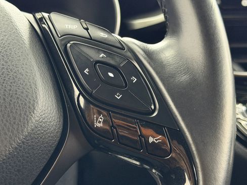 Used 2018 Toyota C-HR XLE image 19