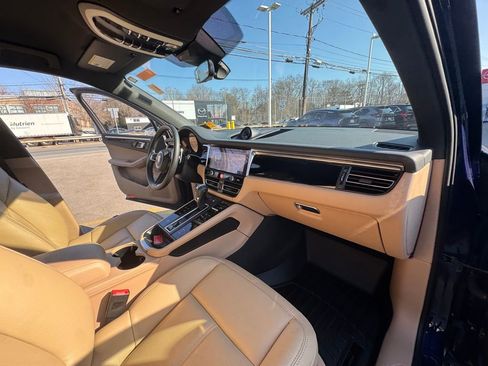 Used 2025 Porsche Macan Base image 30