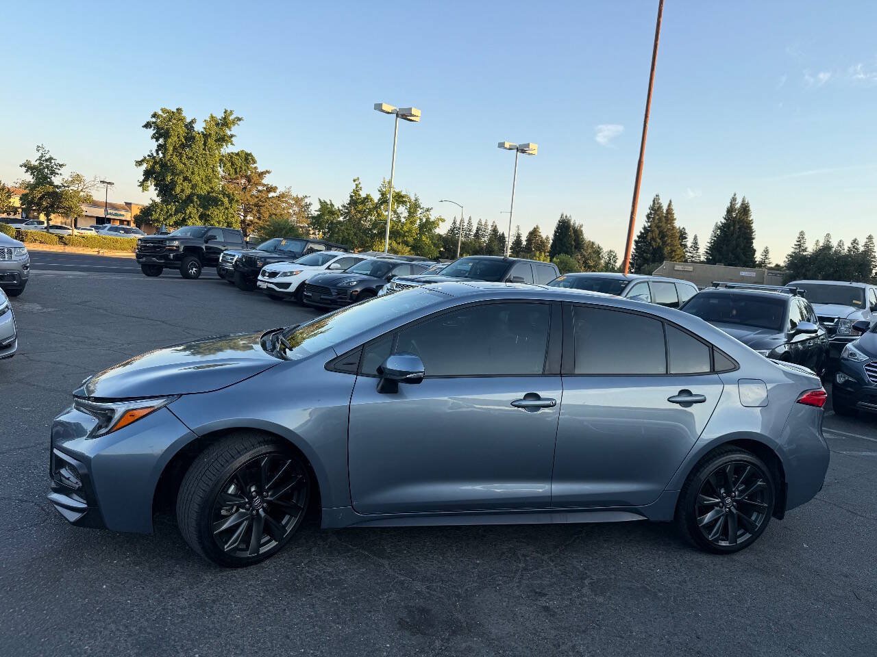 Used 2025 Toyota Corolla SE w/ SE Premium Package FWD image 5