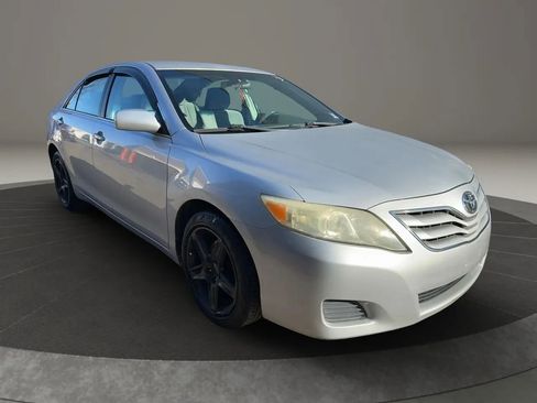 Used 2011 Toyota Camry LE image 3