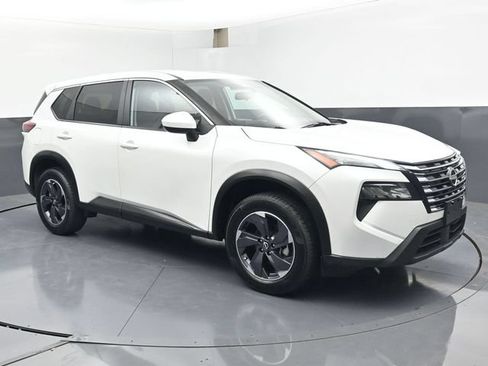 Used 2024 Nissan Rogue SV AWD/4WD image 2