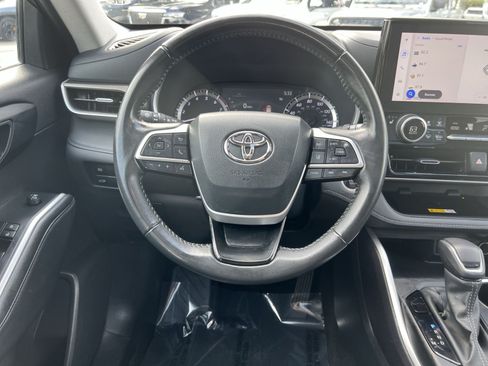 Used 2024 Toyota Highlander XLE AWD/4WD image 16