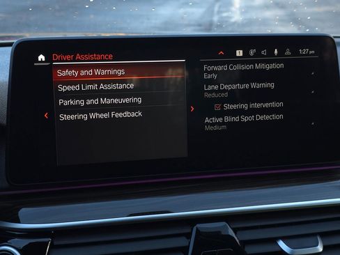 Used 2023 BMW 530e xDrive w/ Premium Package image 35