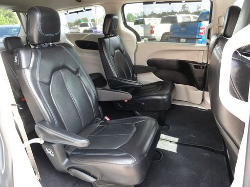 Used 2021 Chrysler Pacifica Touring-L image 7