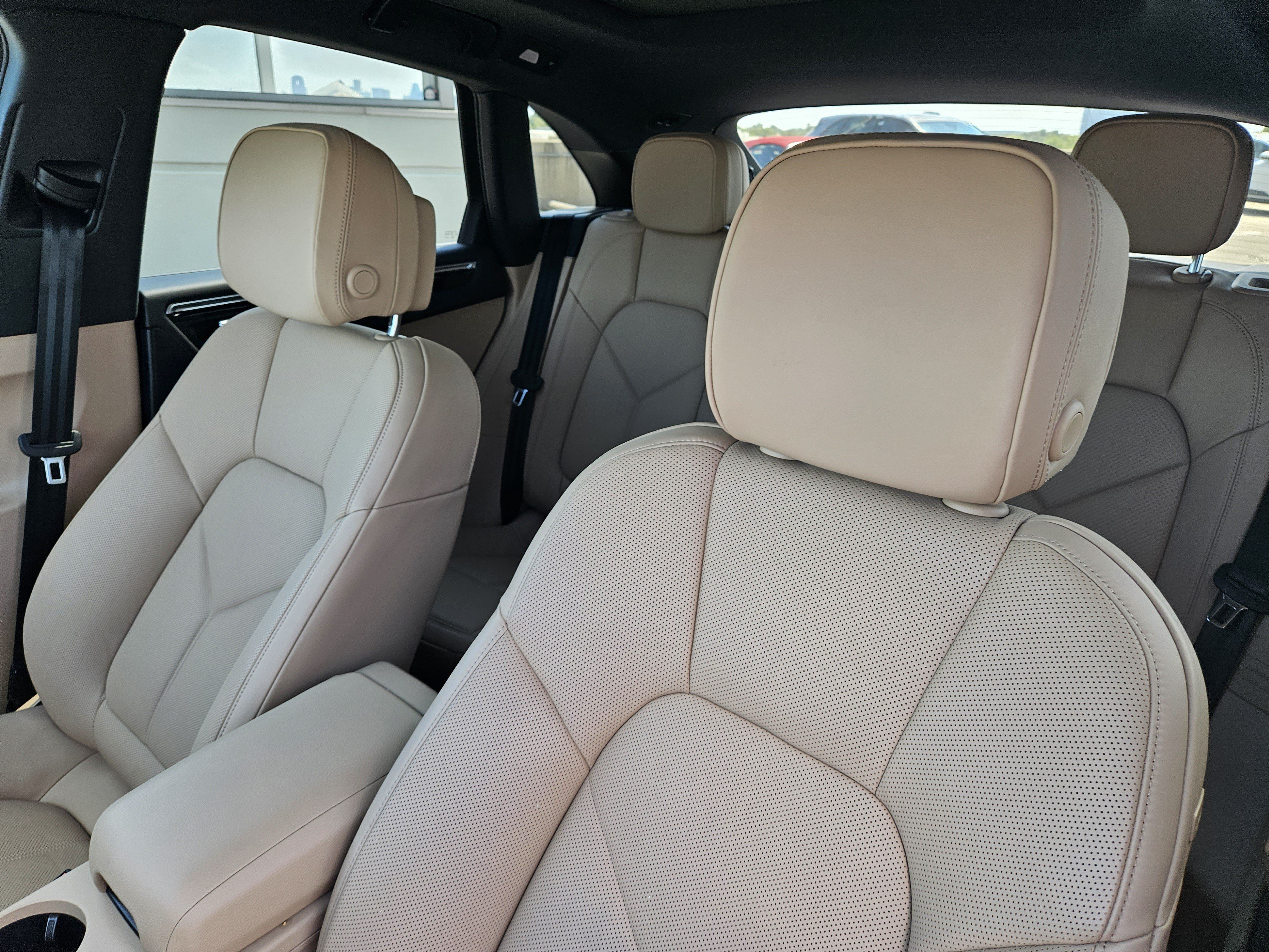 Certified 2026 Porsche Macan AWD/4WD image 6