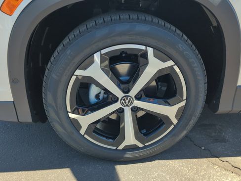 New 2026 Volkswagen Tiguan SE image 25