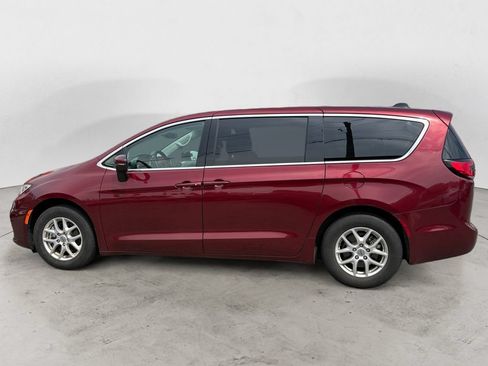 Used 2023 Chrysler Pacifica Touring-L FWD image 6