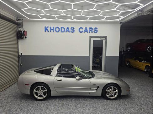 Used 2004 Chevrolet Corvette Coupe w/ Preferred Equipment Group RWD image 17