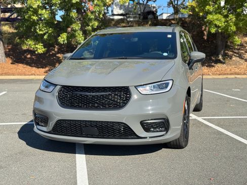 Used 2023 Chrysler Pacifica Touring-L w/ S Appearance Package image 3