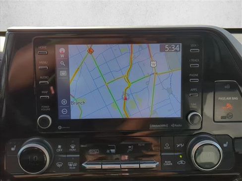 Used 2022 Toyota Highlander XLE FWD image 13