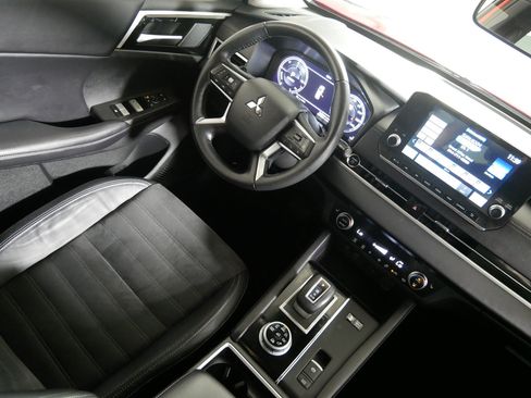 Used 2023 Mitsubishi Outlander SE AWD/4WD image 9