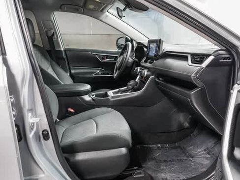 Used 2021 Toyota RAV4 XLE w/ Carpet Mat Package (TMS) image 16