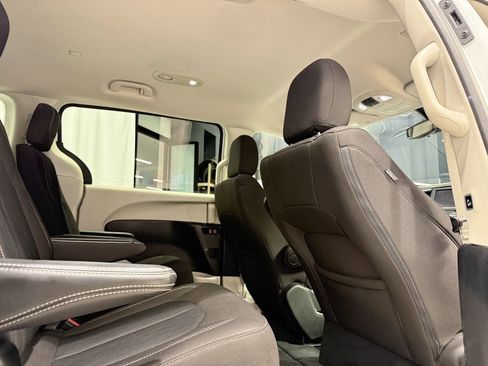 Used 2024 Chrysler Voyager LX image 23