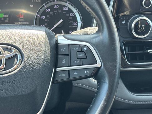 Used 2022 Toyota Highlander XLE image 12