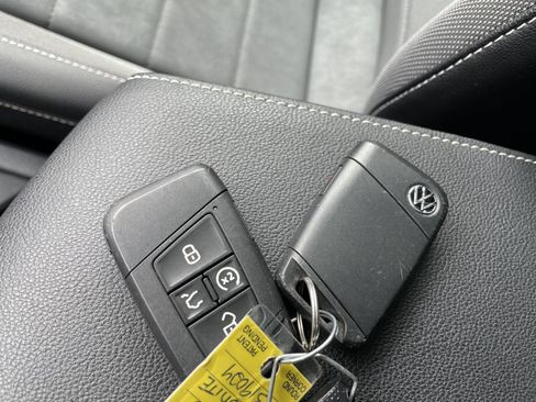 Used 2023 Volkswagen Taos SE w/ Panoramic Sunroof Package image 33