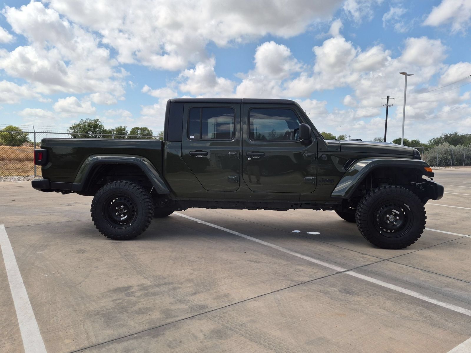 Used 2024 Jeep Gladiator Sport AWD/4WD image 2