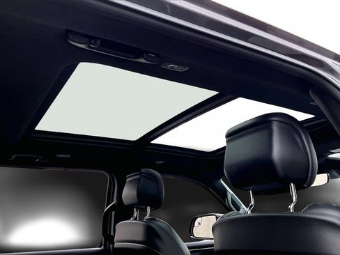 Used 2023 Jeep Wagoneer Base w/ Premium Group I image 16